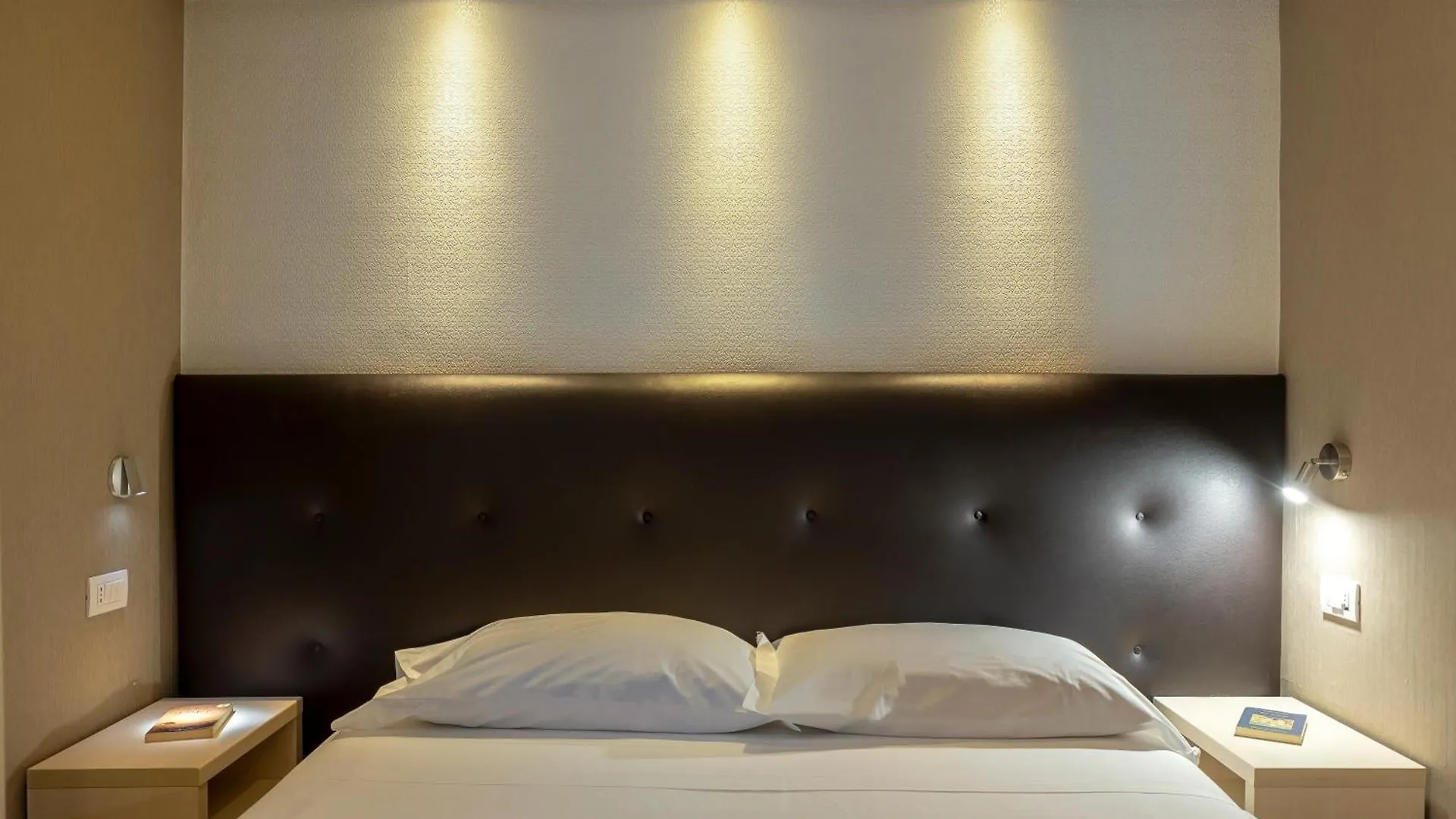 Napolit'Amo Hotel Medina 3*, נאפולי איטליה